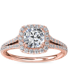 Anillo de compromiso con cuerpo dividido y halo de diamantes en forma de cojín en oro rosado de 18 k